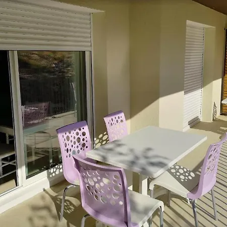 Meuble 6 Personnes Apartment Remoulins Exterior photo